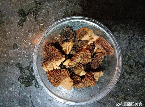 山珍入馔 羊肚菌黑皮鸡枞菌炖鸡汤的秋日养生雅韵